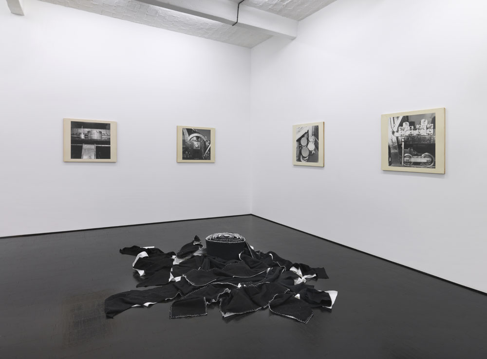 "Atelier Continuu," installation view, Galerie Barbara Weiss, Berlin, 2014. Courtesy of Galerie Barbara Weiss.