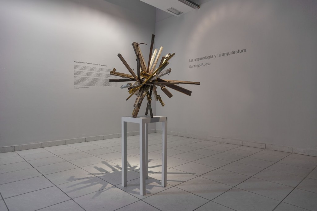 Asterisco (Asterisk), 2012, wood, dimensions variable. Courtesy of Galeria 80m2 Livia Benavides, Lima, Peru.