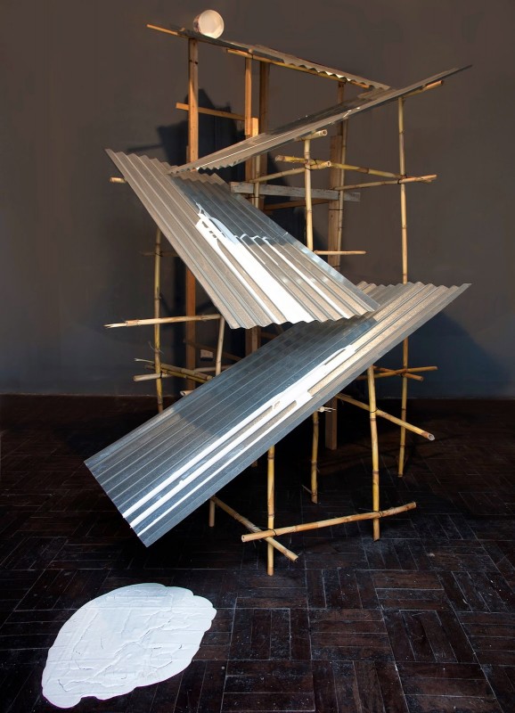 Prototipo de accidente (Accident prototype), 2013, 360 x 420 x 350 cm, wood, cane, corrugated roofing sheets, paint. Courtesy of Galeria 80m2 Livia Benavides, Lima, Peru.