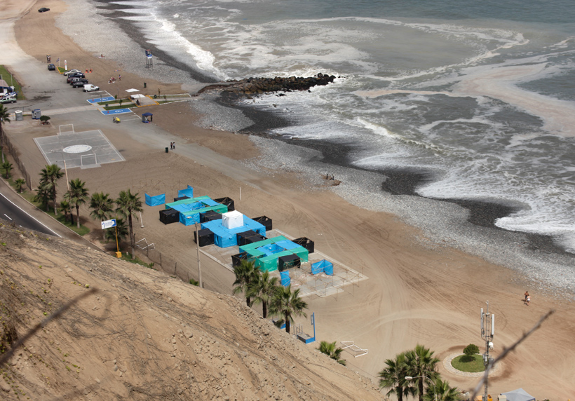 Colonia litoral 1 & 2, (Coast Colony), intervention on a public beach in Lima, 2013. Courtesy of the artist and Galeria 80m2 Livia Benavides, Lima, Peru.