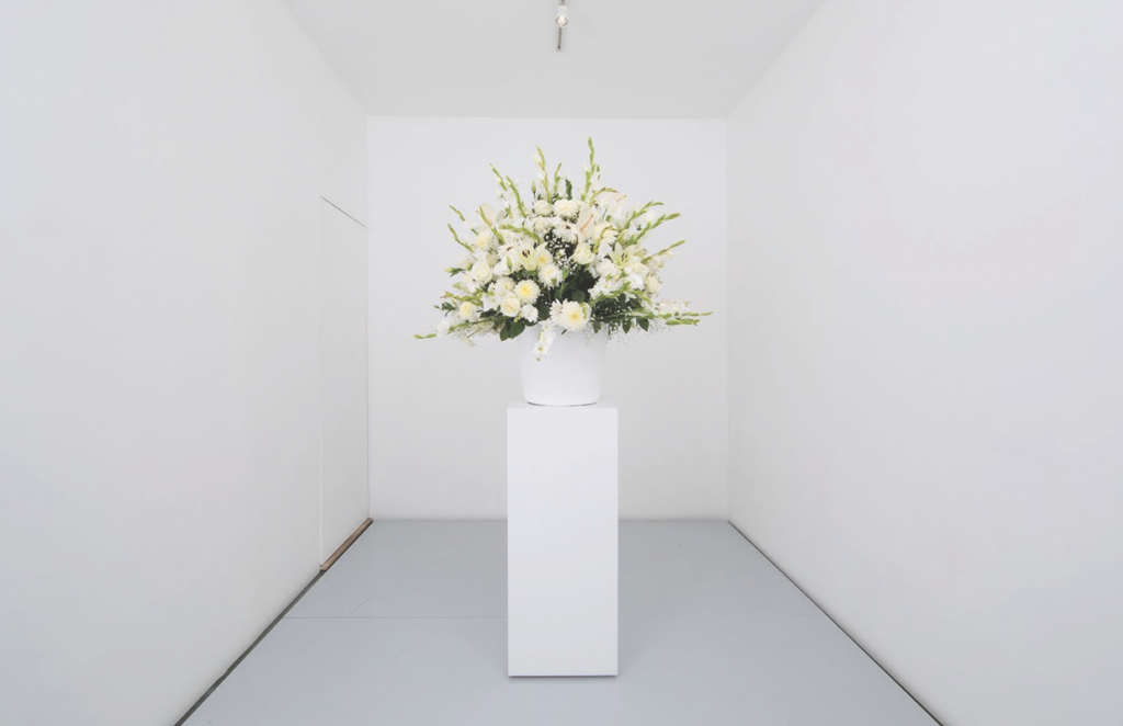 Willem de Rooij, "Bouquet IX," 2012. White ceramic vase, plinth, 10 different sorts of flowers. Photograph by Guillermo Soto. Courtesy Daniel Buchholz Galerie, Cologne and Berlin, and Lulu, Mexico City.