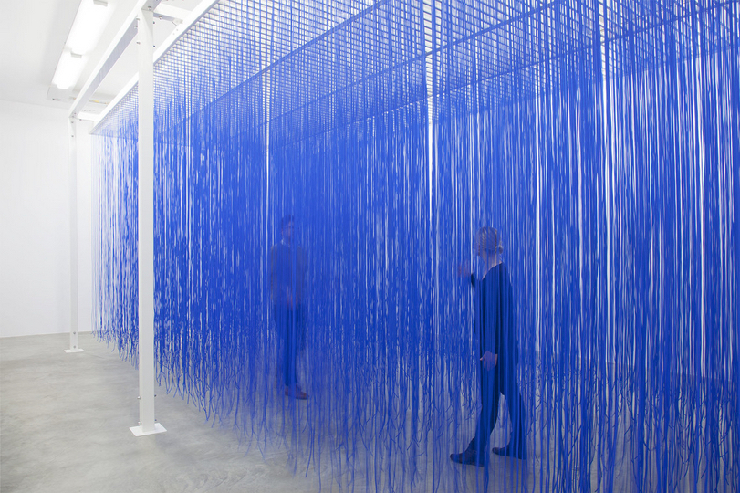 Pénétrable BBL bleu, 1999, Edition Avila (Succession Soto) 2007, PVC, metal, 12 x 46 x 15.4 ft. (365 x 1400 x 470 cm). © Jesús Rafael Soto/Artists Rights Society (ARS), New York/ADAGP, Paris, 2015/Galerie Perrotin/Livia Saavedra (photo)