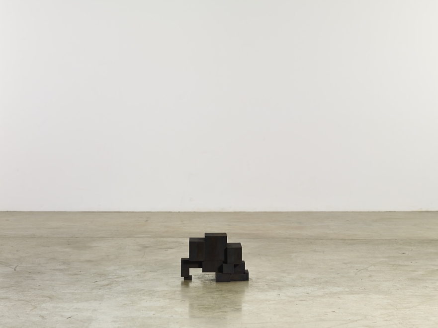 SMALL STOP, 2013. Cast iron, 26.5 x 23 x 40 centimeters. Courtesy of Galerie Thaddaeus Ropac.