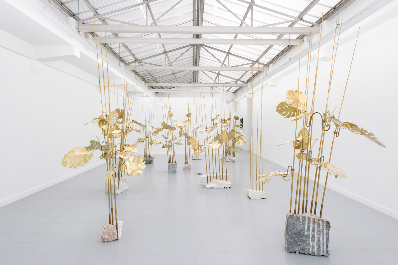 Medusa, 2014. Brass, stone. Dimensions variable. Installation view, Galerie Rodolphe Janssen (Brussels). Courtesy of the artist.