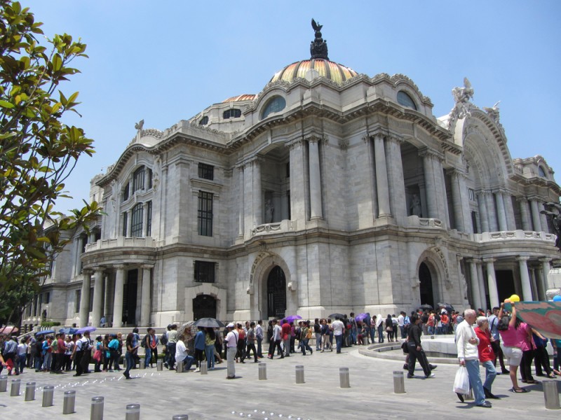 Line in front of Bellas Artes. People would arrive as early as 6 am to begin to stand in line for 3 or more hours to buy tickets, thereby forcing the Museum to contract Ticketmaster to handle the demand. Photo credit: Kimberlee Córdova