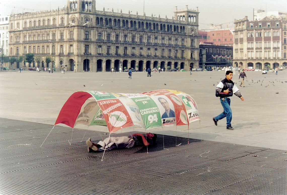 Francis Alÿs, Vivienda para todos (Housing for All), 1994. Photographic documentation of an action. Courtesy of the artist and Moore College of Art & Design.