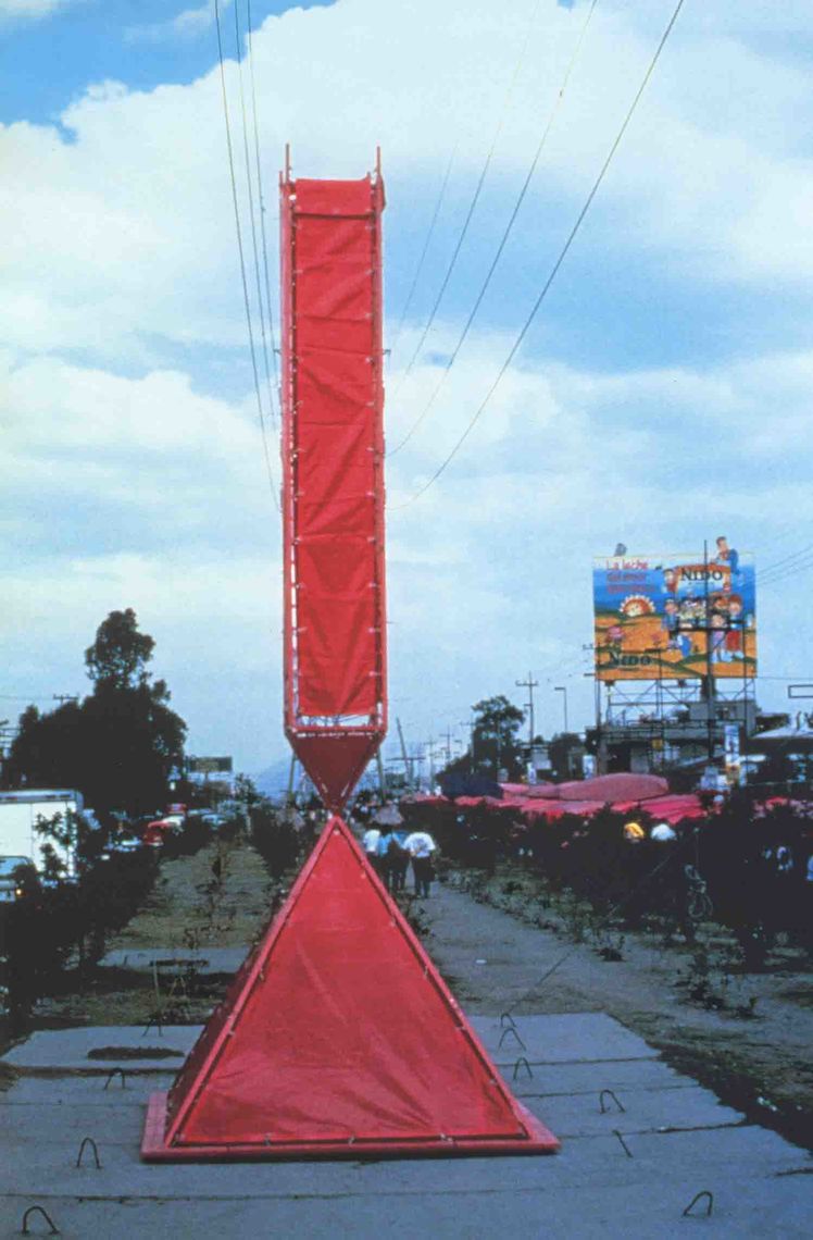  Eduardo Abaroa, Obelisco roto portátil para mercados ambulantes (A Portable Broken Obelisk for Street Markets),1993, plastic sheeting, metal and photographic documentation. Courtesy of the artist and Moore College of Art & Design.