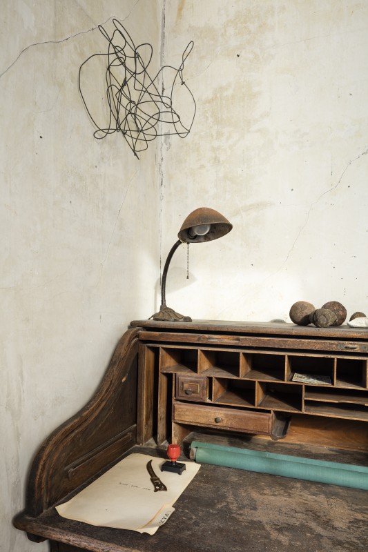 David Ireland House (interior view); upstairs study showing Ireland’s desk and untitled wire piece; photo: Henrik Kam, taken November 2015, courtesy 500 Capp Street Foundation