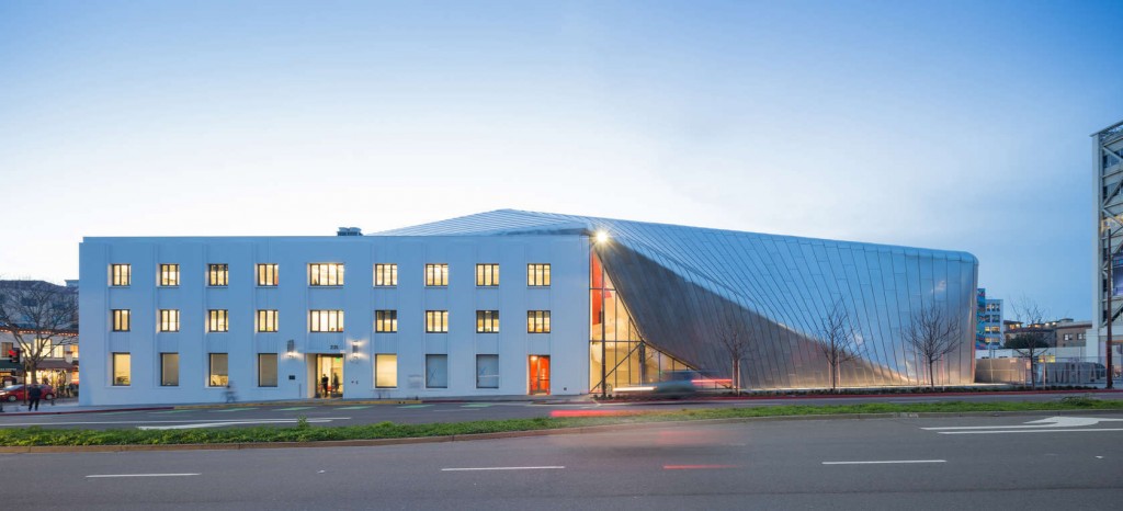 Diller Scofidio + Renfro, UC Berkeley Art Museum and Pacific Film Archive, 2016. View of the Oxford Street facade, with 1939 Art Deco administrative building at left and new stainless steel–clad theater at right. Photo by Iwan Baan. Courtesy of Diller Scofidio + Renfro; EHDD; and UC Berkeley Art Museum and Pacific Film Archive (BAMPFA).