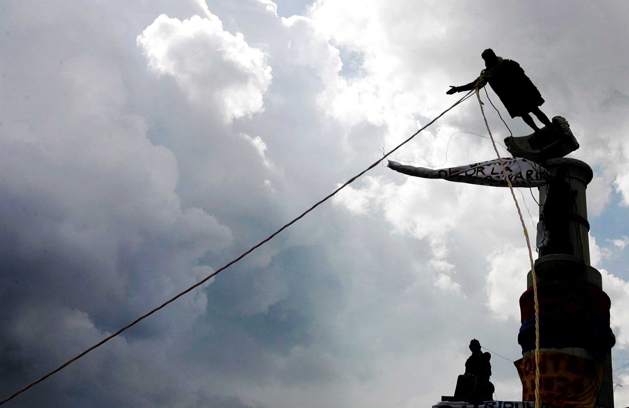 Venezuelan demonstrators topple Columbus Statue, 2004. Courtesy of the Internet.